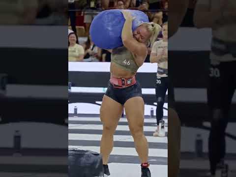 Tập luyện với bao cát 250LB của Dani Speegle